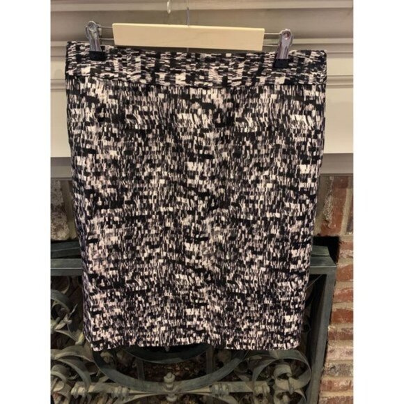 Banana Republic size 12 pencil skirt, black and white (V) - Picture 2 of 2